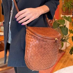 Bottega Veneta Intrecciato Crossbody Bag: Vintage Cognac with Patina - midsize